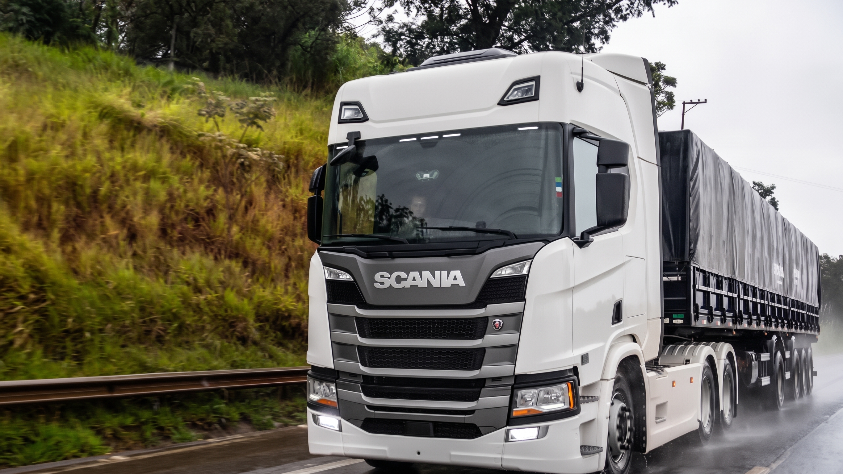 Frota moderna e equipe operacional TZ Transportes